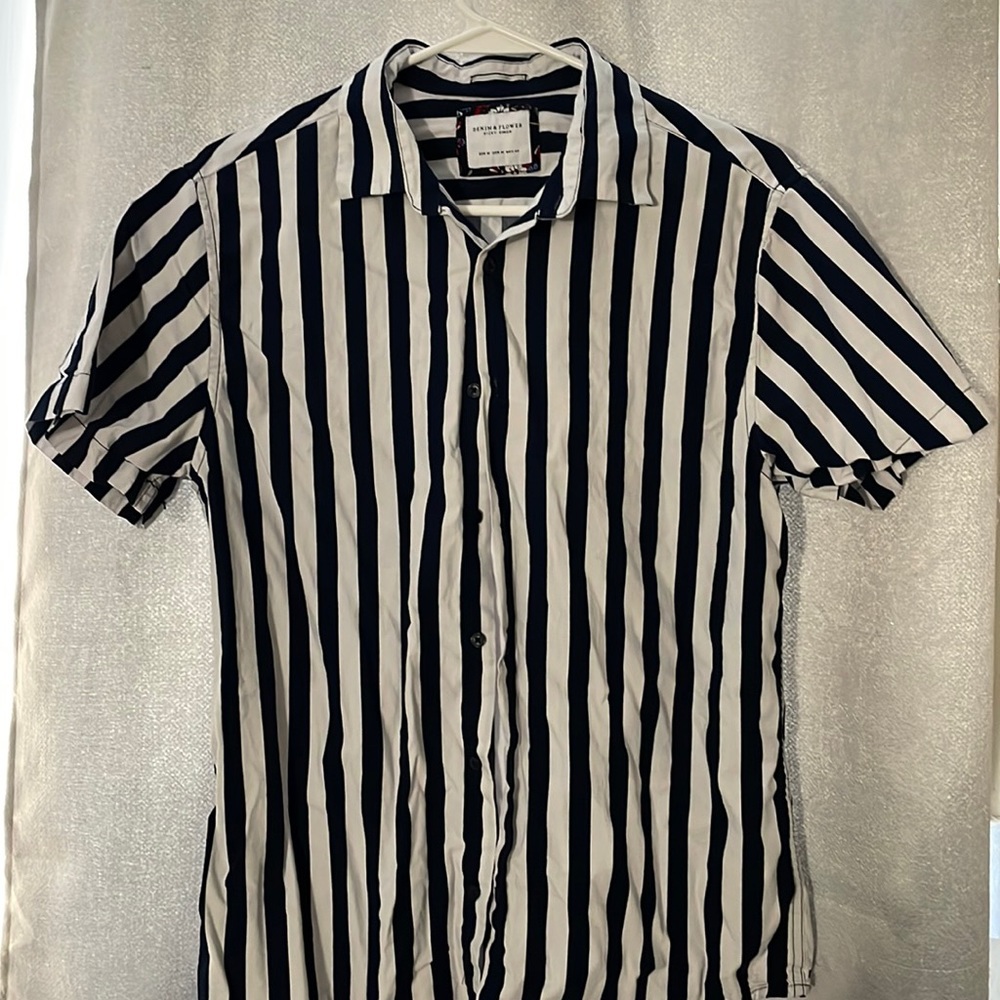 Short sleeve button up mens shirt
